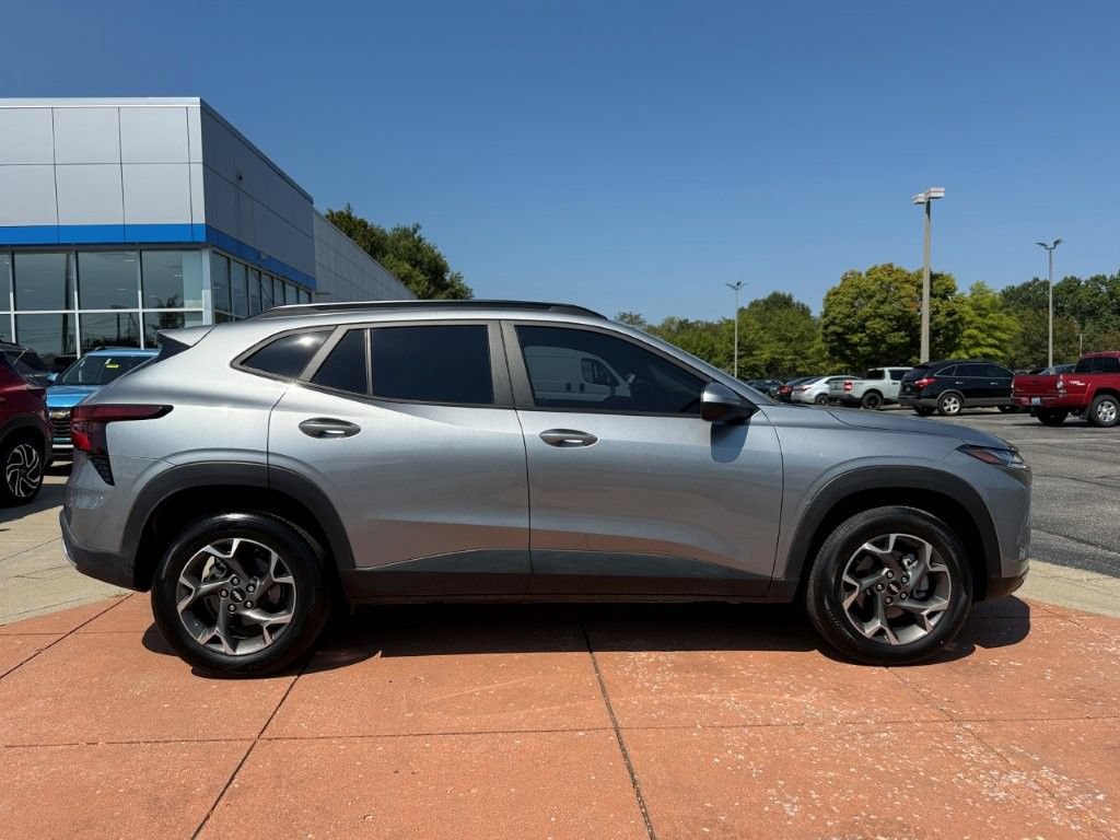 Used 2025 Chevrolet Trax LT FWD image 7