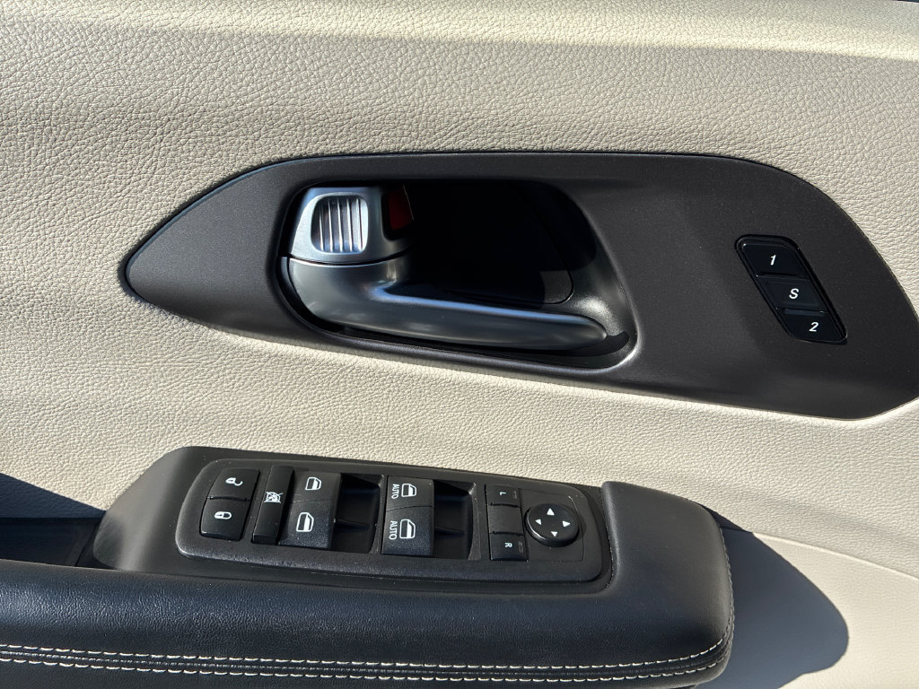 Used 2023 Chrysler Pacifica Touring-L FWD image 13