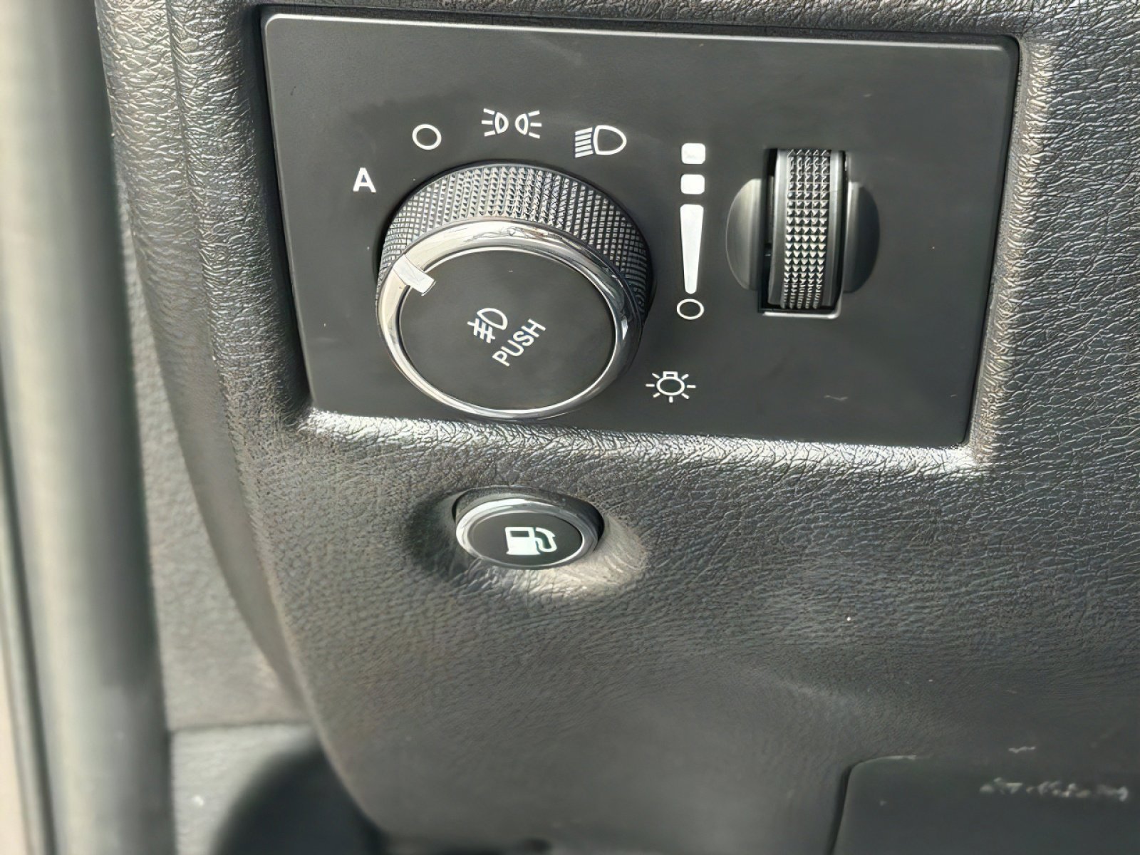 Used 2020 Jeep Grand Cherokee Altitude image 18