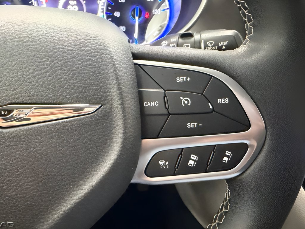 Used 2022 Chrysler Pacifica Touring-L FWD image 21