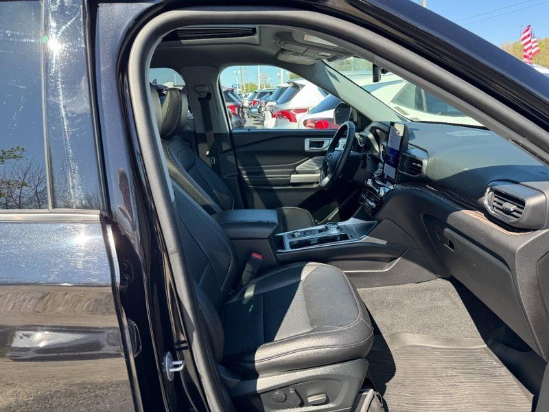 Used 2022 Ford Explorer Limited w/ Limited Technology Package AWD/4WD image 16