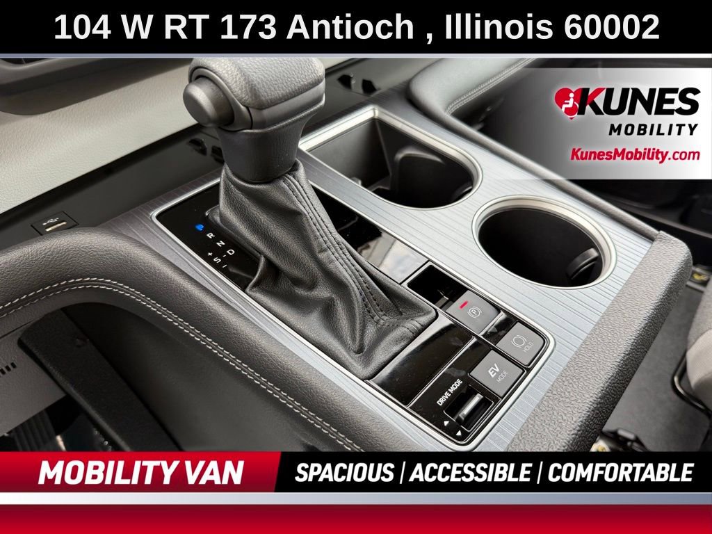 Used 2025 Toyota Sienna LE image 38