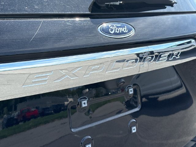 Used 2023 Ford Explorer XLT w/ Equipment Group 202A AWD/4WD image 18