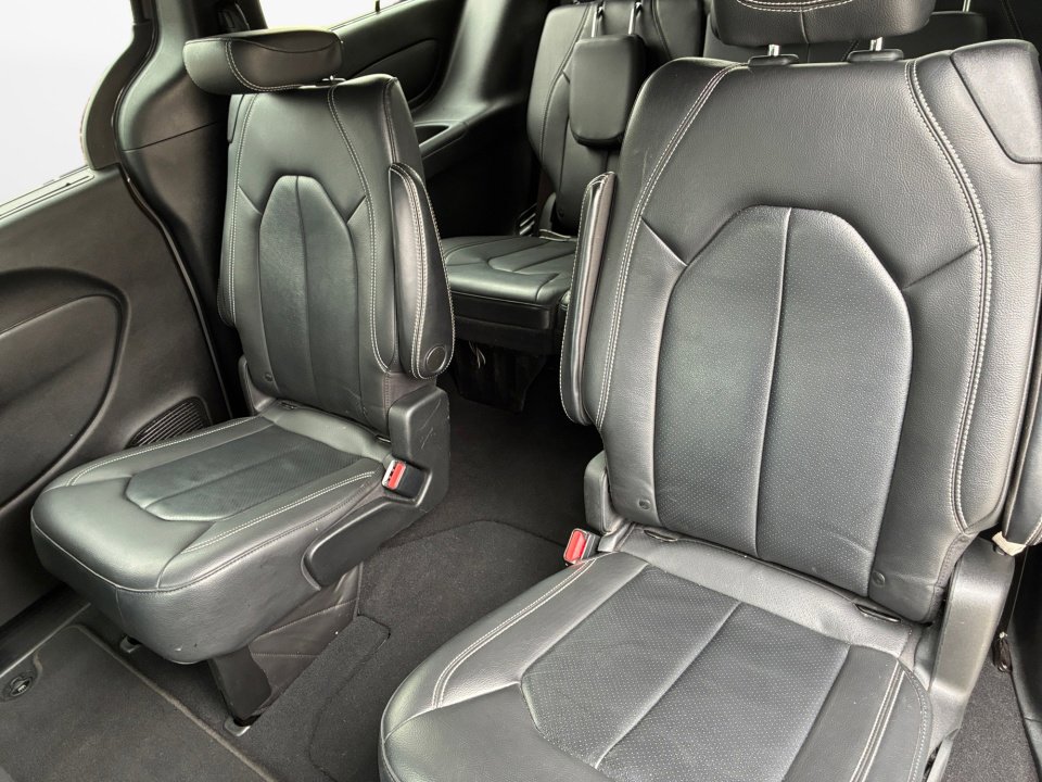 Used 2021 Chrysler Pacifica Touring-L w/ S Appearance Package FWD image 15