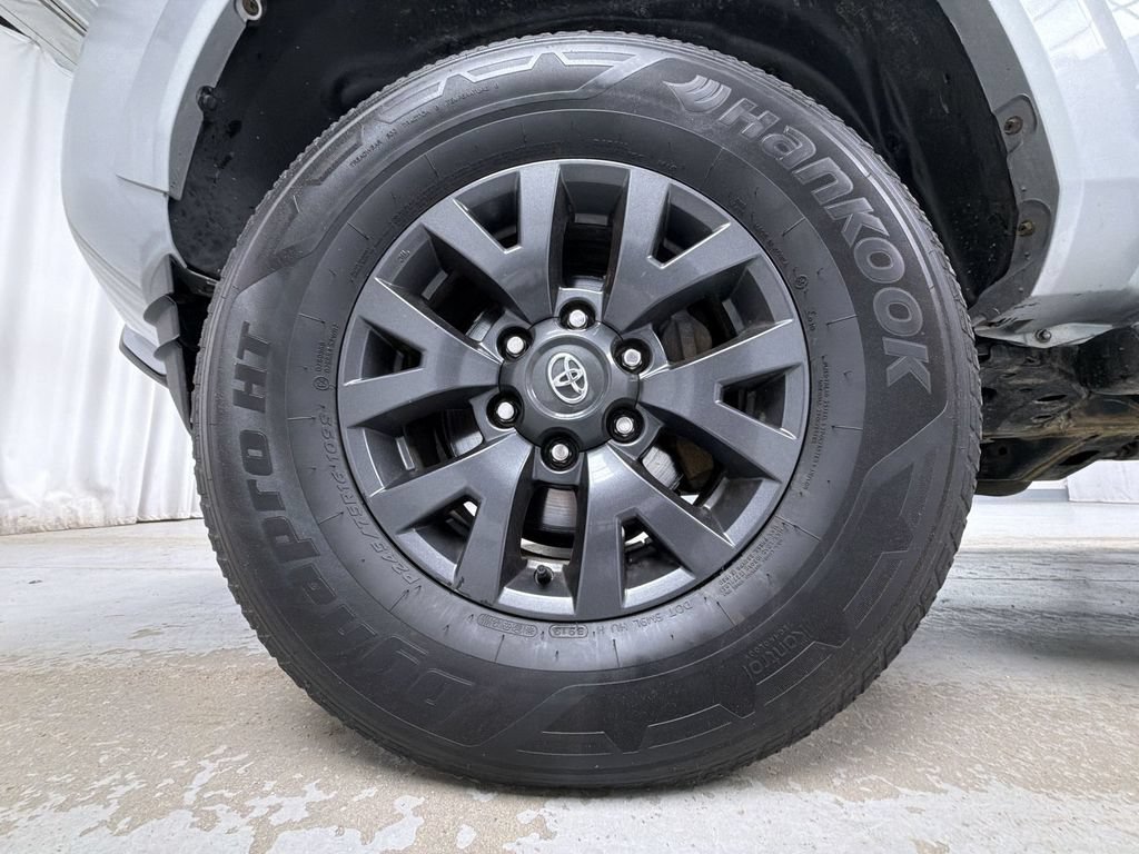 Used 2022 Toyota Tacoma SR5 AWD/4WD image 16