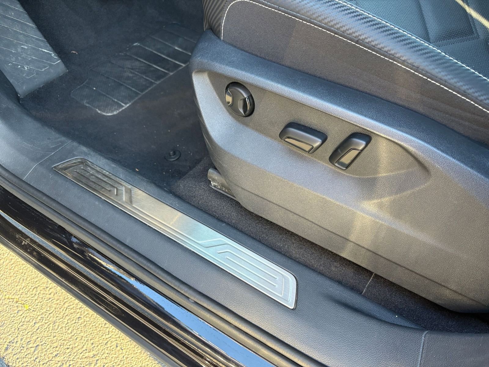 Used 2025 Volkswagen Atlas Cross Sport SE image 22