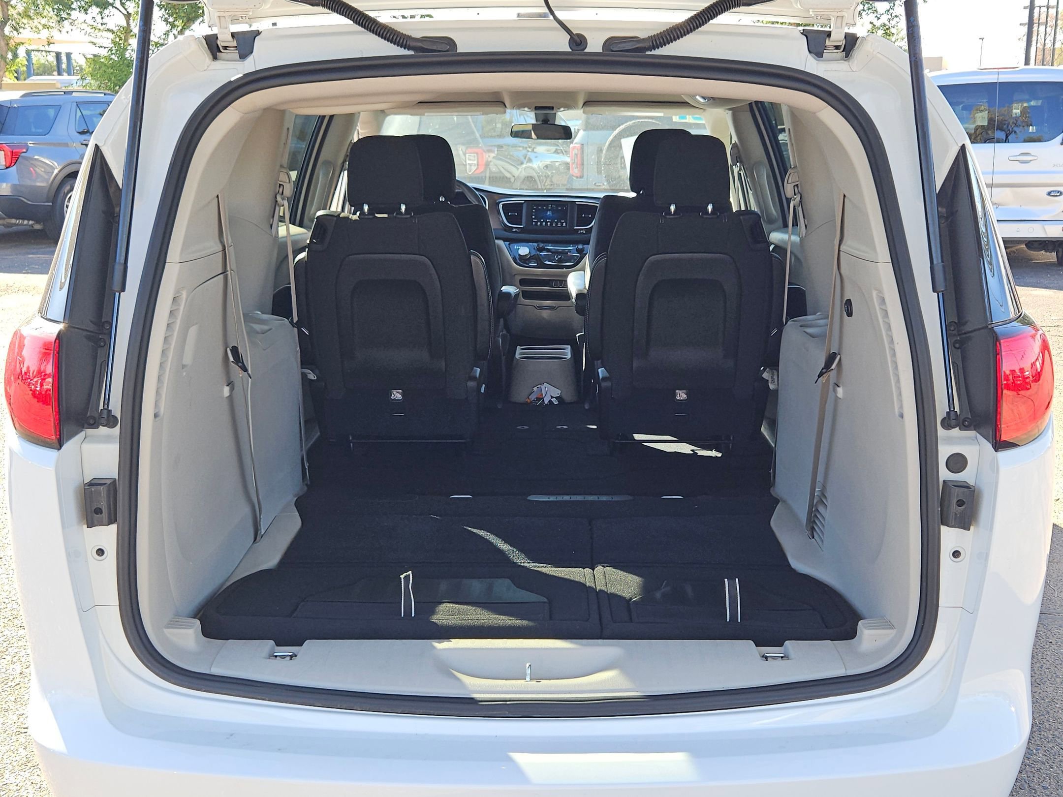 Used 2021 Chrysler Voyager LX image 7