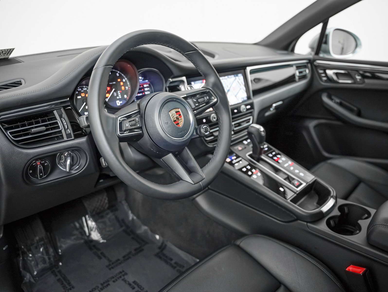 Certified 2026 Porsche Macan AWD/4WD image 4