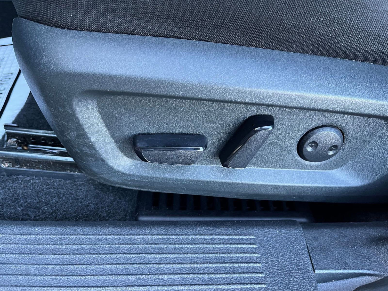 Used 2023 Nissan Rogue SV image 23