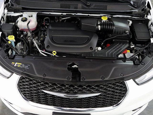 Used 2026 Chrysler Pacifica Select image 32