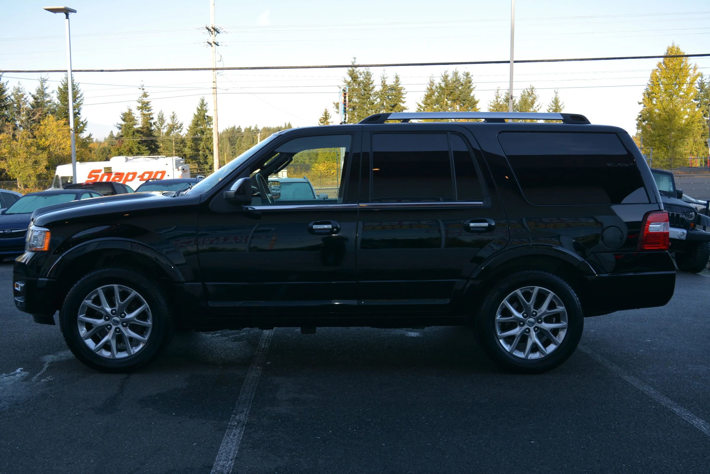 Used 2016 Ford Expedition Limited image 4