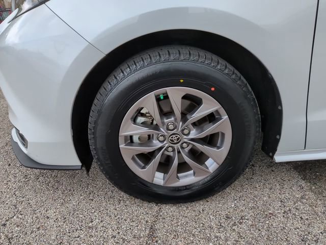 Certified 2023 Toyota Sienna XLE FWD image 9