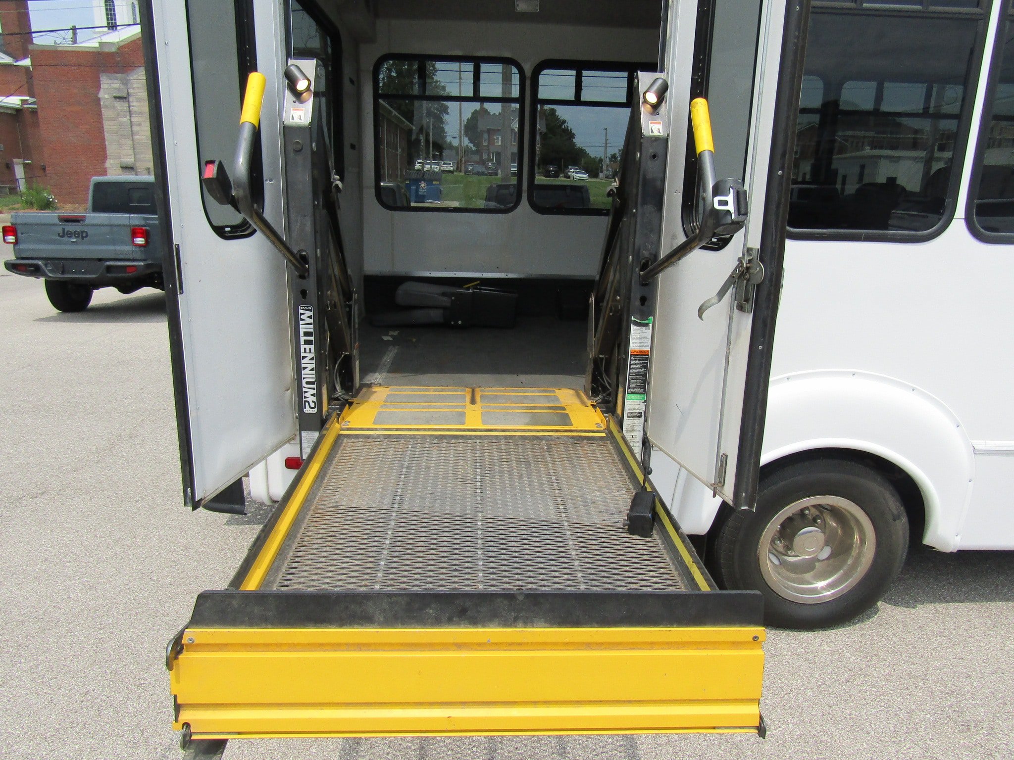 Used 2012 Ford E-450 and Econoline 450 Super Duty w/ Shuttle Bus Prep Pkg RWD image 14
