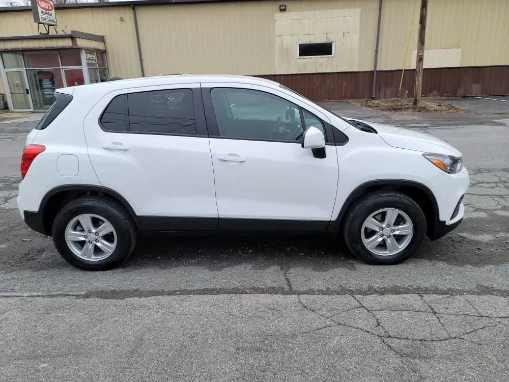 Used 2021 Chevrolet Trax LS w/ Tint and Cruise Package AWD/4WD image 4