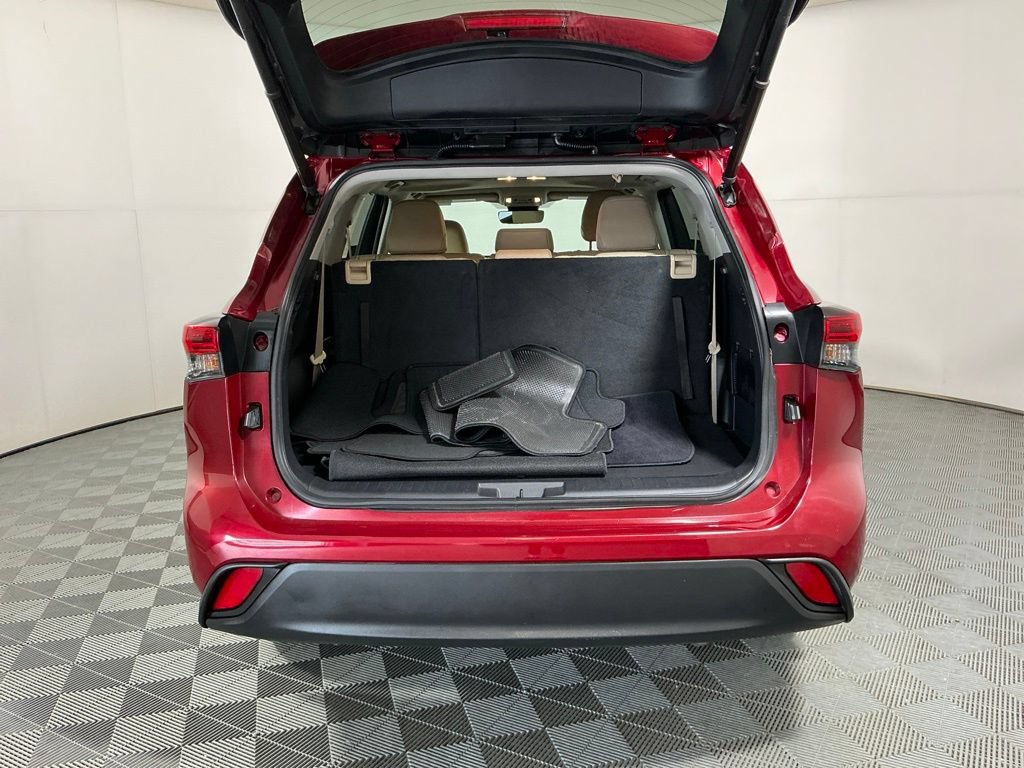 Used 2022 Toyota Highlander XLE FWD image 28
