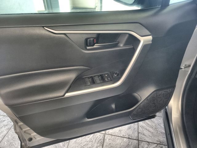 Used 2022 Toyota RAV4 LE FWD image 13