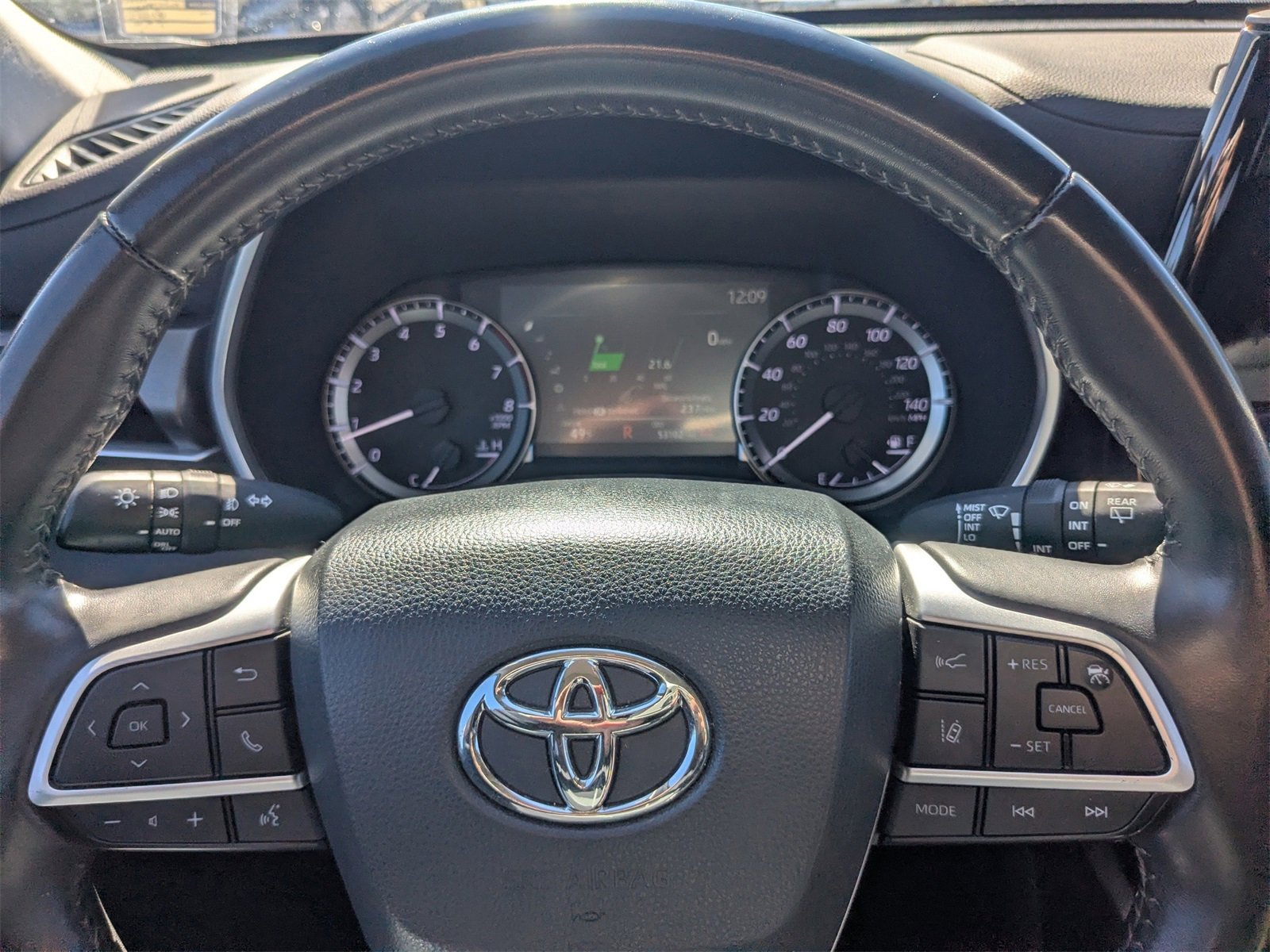 Used 2024 Toyota Highlander XLE image 31