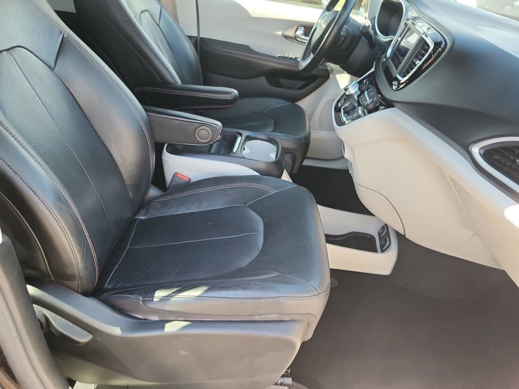Used 2020 Chrysler Pacifica Touring-L FWD image 16