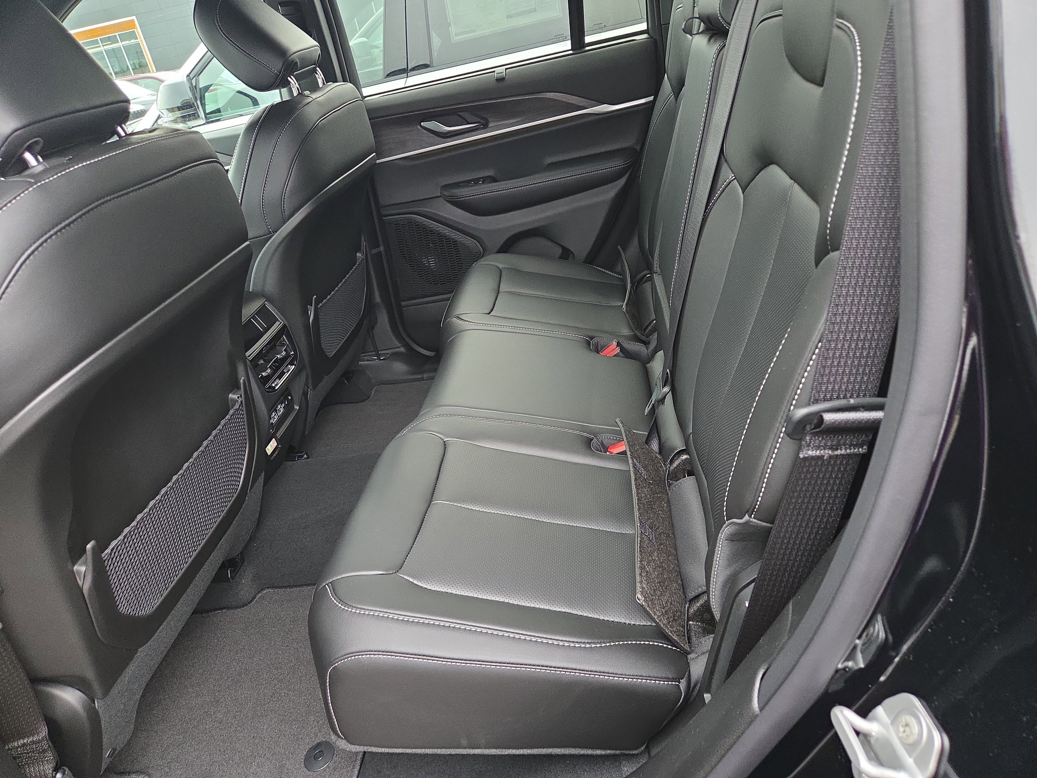 New 2025 Jeep Grand Cherokee Limited w/ Luxury Tech Group II RWD image 6
