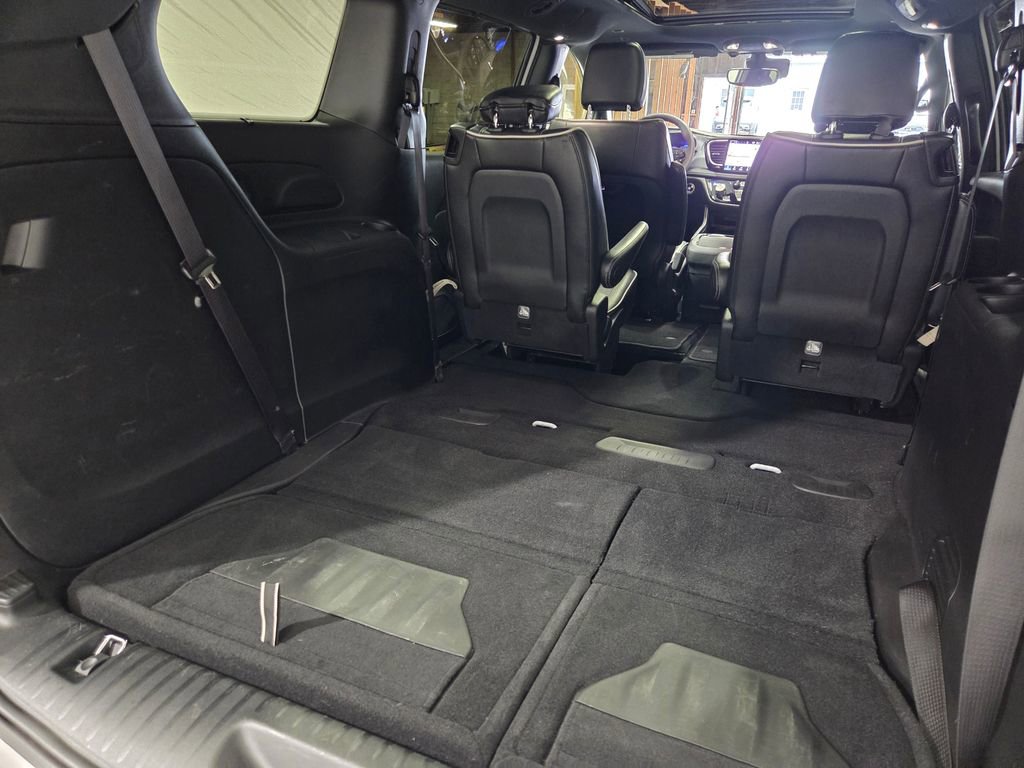 Certified 2025 Chrysler Pacifica Limited image 22