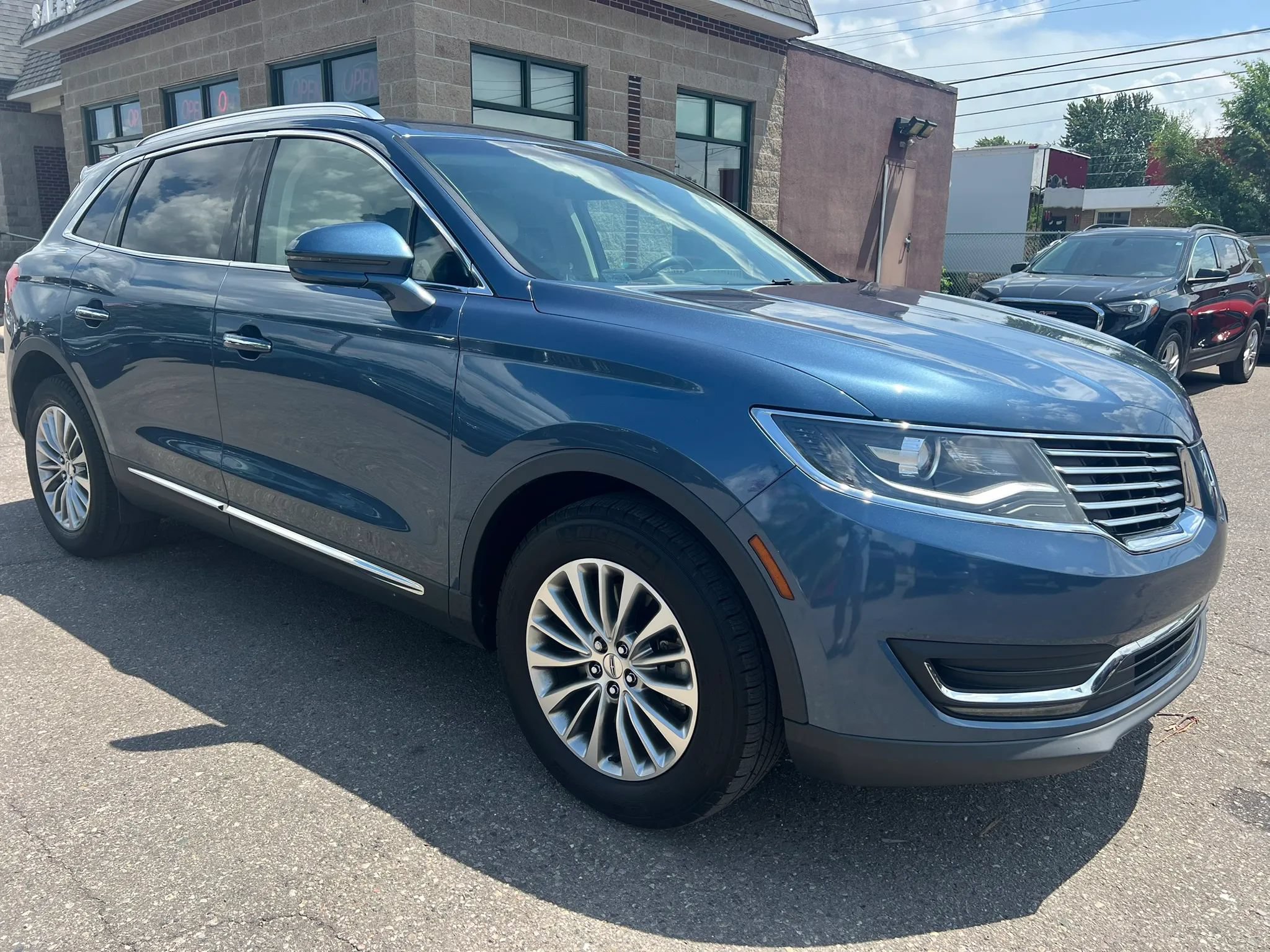 Used 2018 Lincoln MKX Select w/ Select Plus Package AWD/4WD image 2