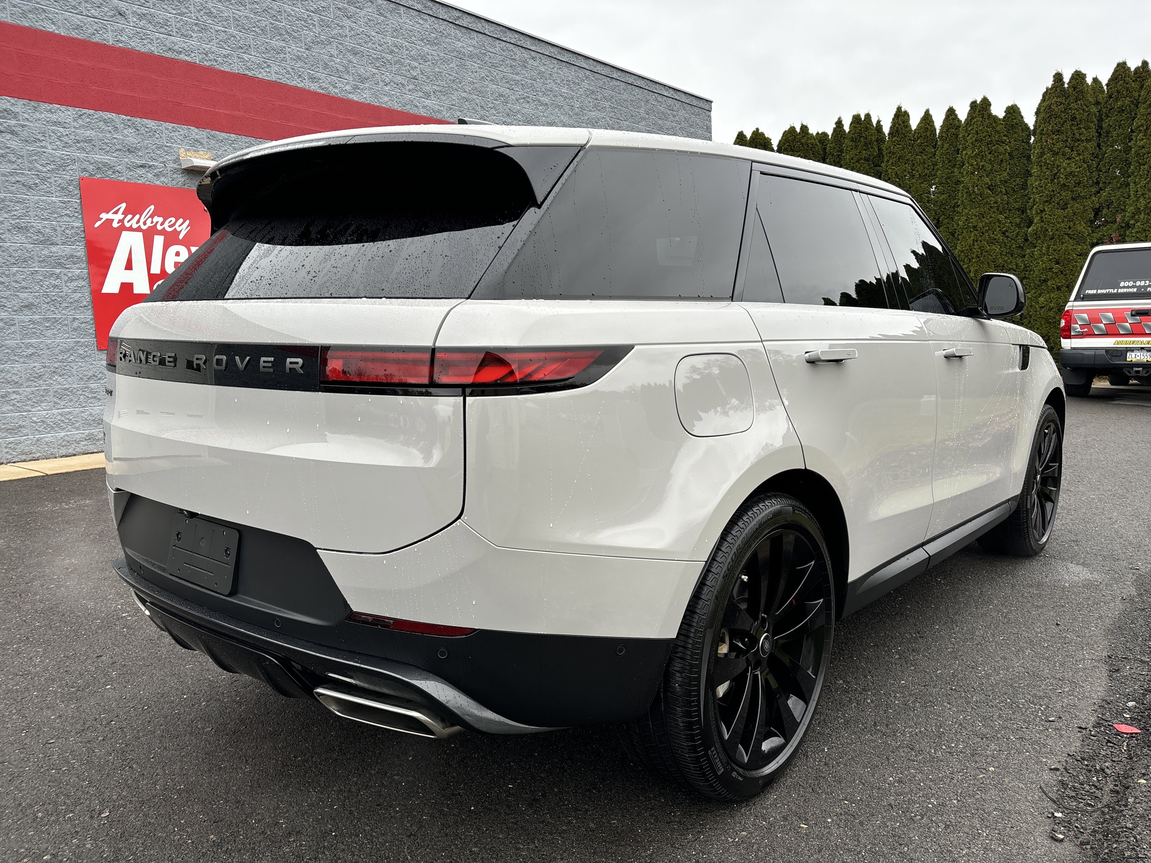Used 2025 Land Rover Range Rover Sport SE image 3