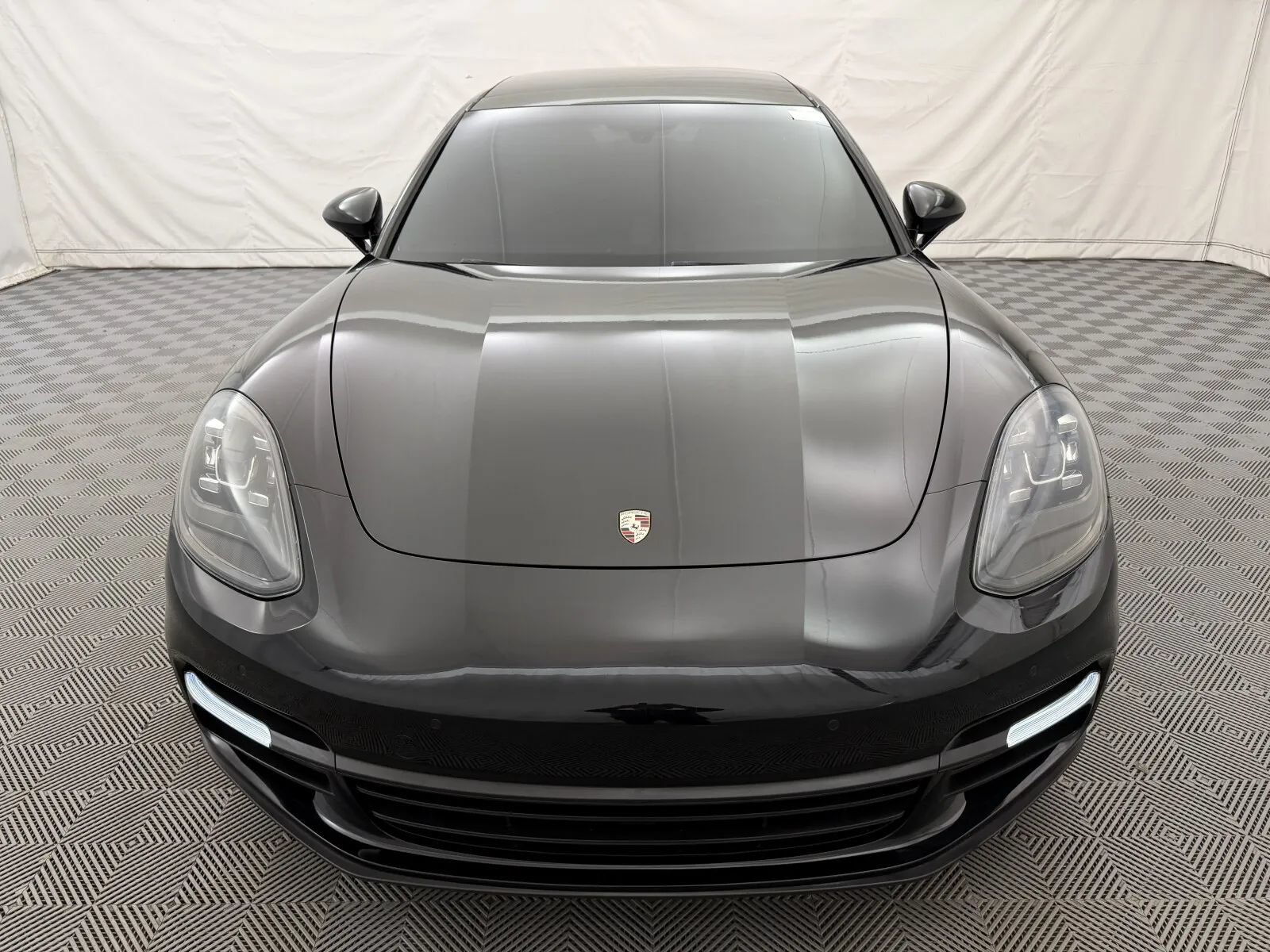 Used 2018 Porsche Panamera RWD image 3