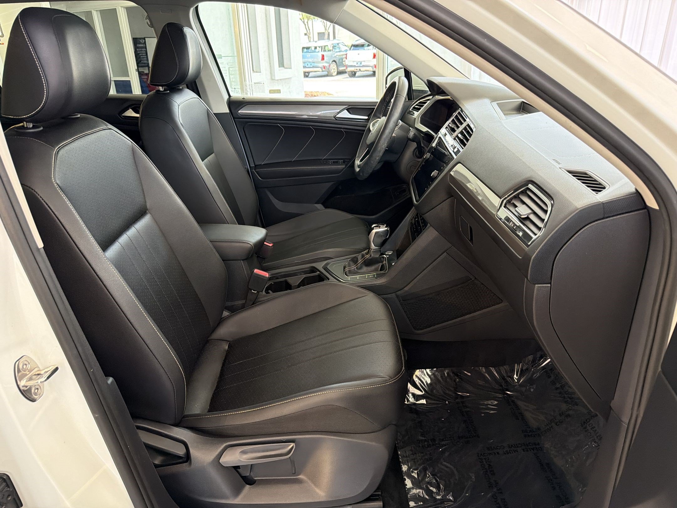 Certified 2023 Volkswagen Tiguan SE w/ Panoramic Sunroof Package FWD image 30