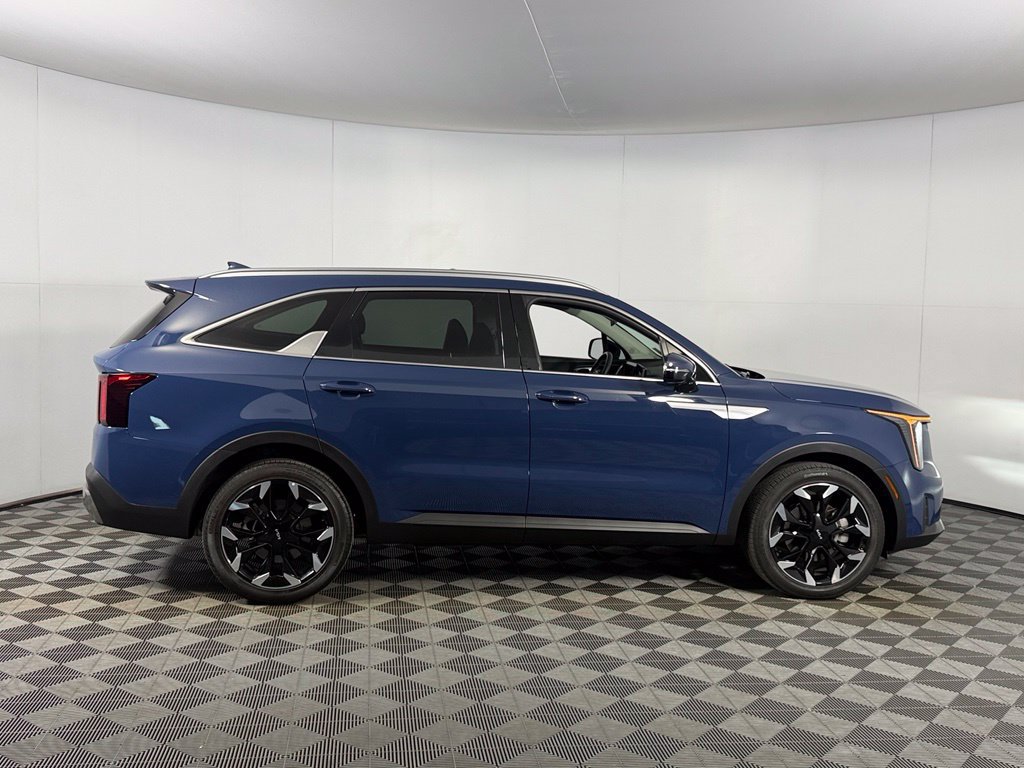 Used 2024 Kia Sorento EX w/ Panoramic Sunroof Package FWD image 3