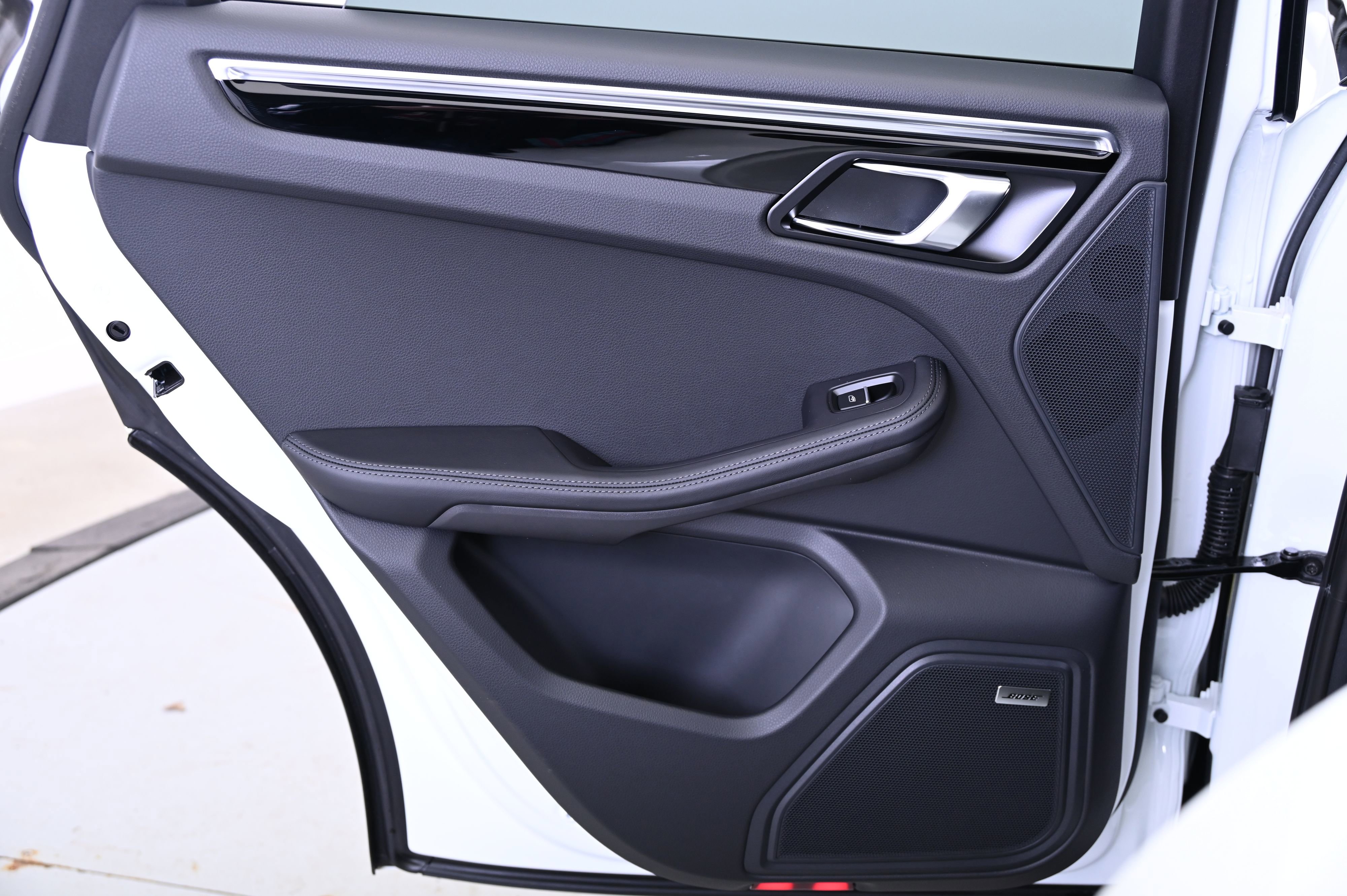 Certified 2025 Porsche Macan image 30