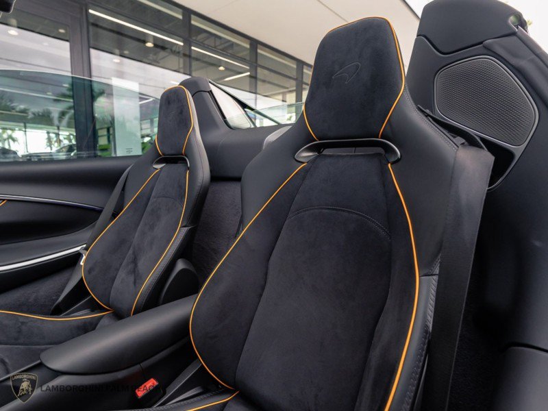 Used 2025 McLaren Artura Spider RWD image 29