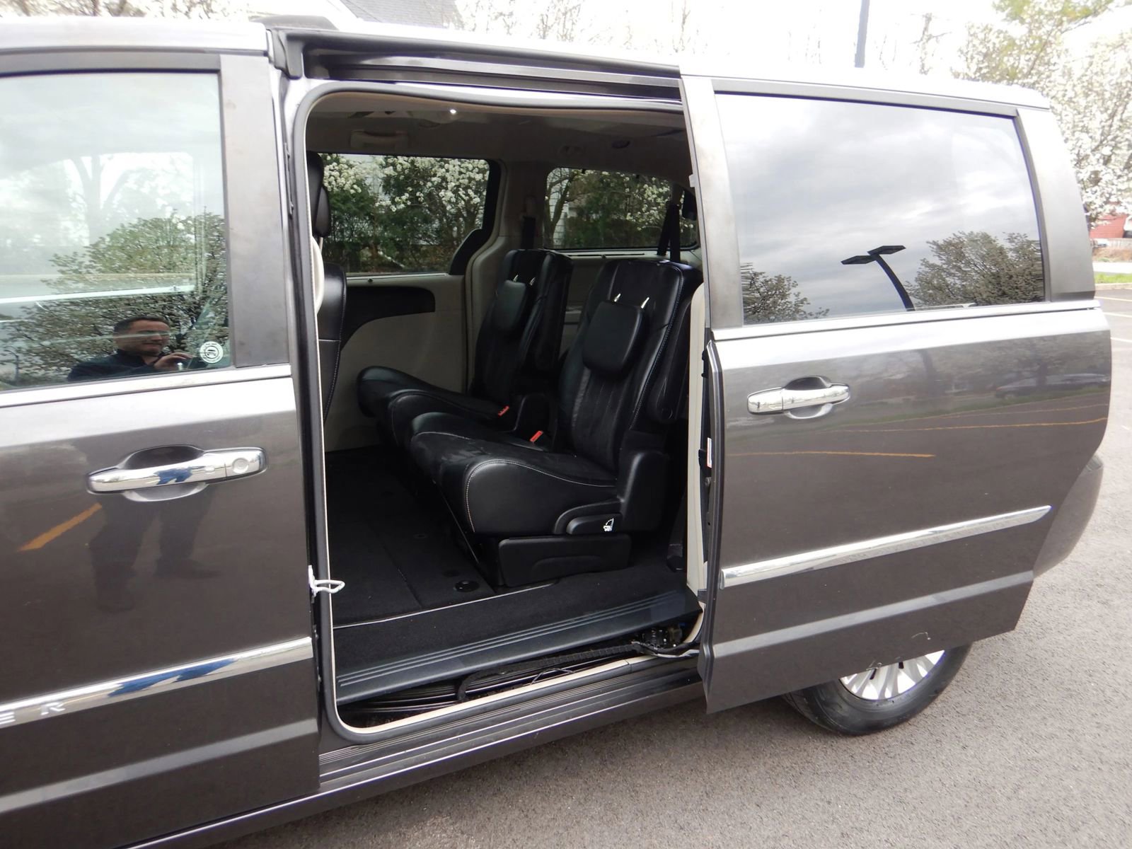 Used 2016 Chrysler Town & Country Limited FWD image 15