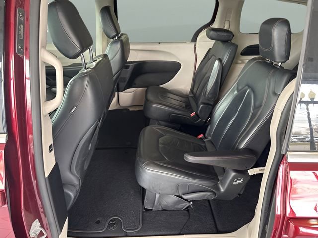 Used 2017 Chrysler Pacifica Touring-L FWD image 16