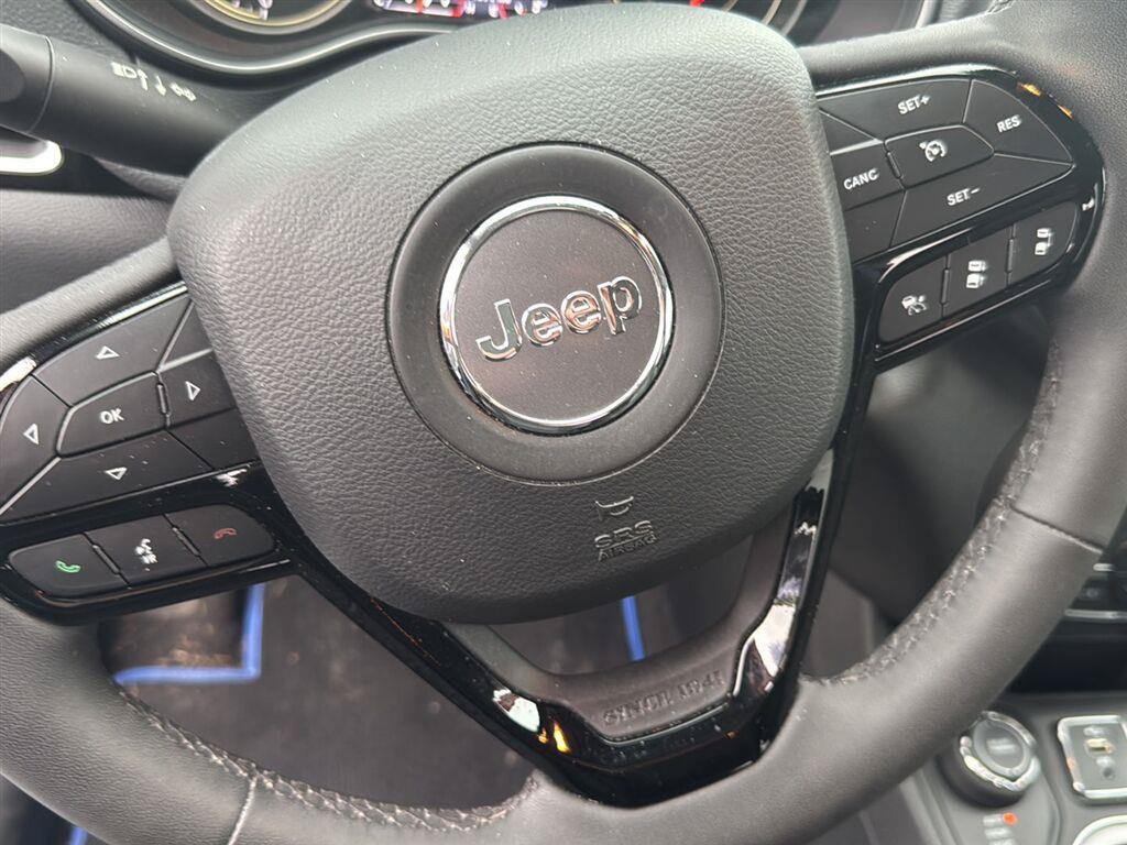 Used 2023 Jeep Cherokee Altitude Lux AWD/4WD image 17