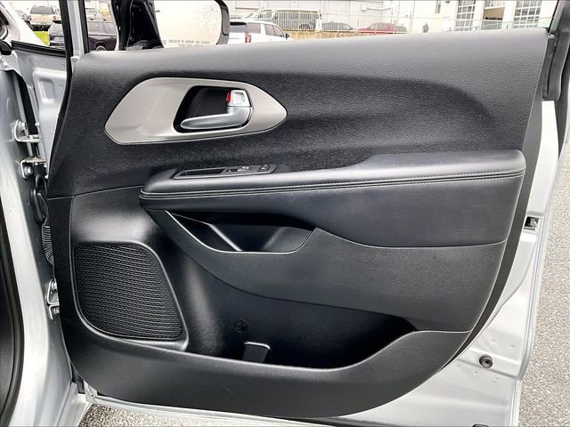 Used 2023 Chrysler Pacifica Limited w/ S Appearance Package image 12