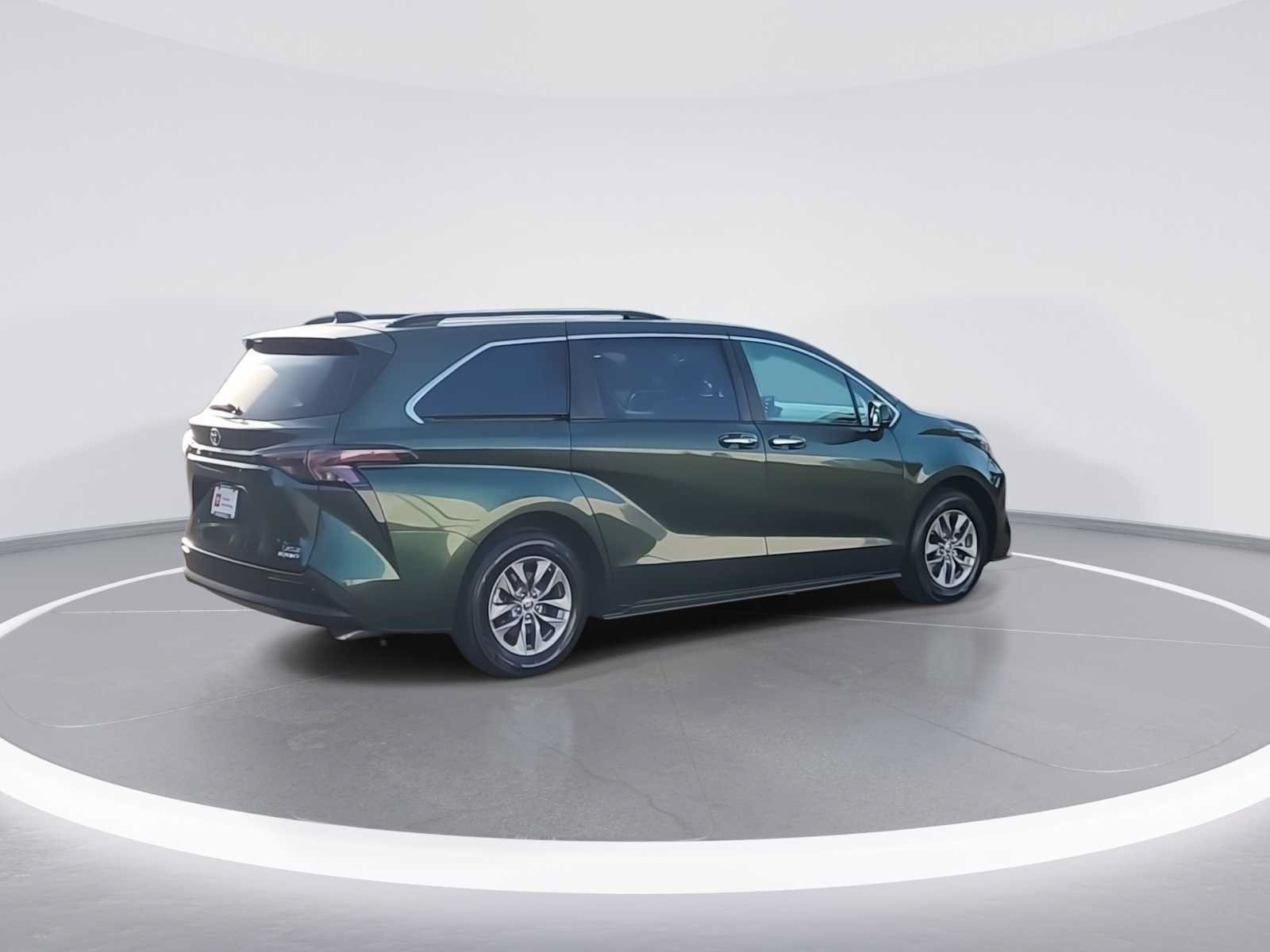 Certified 2024 Toyota Sienna XLE FWD image 8