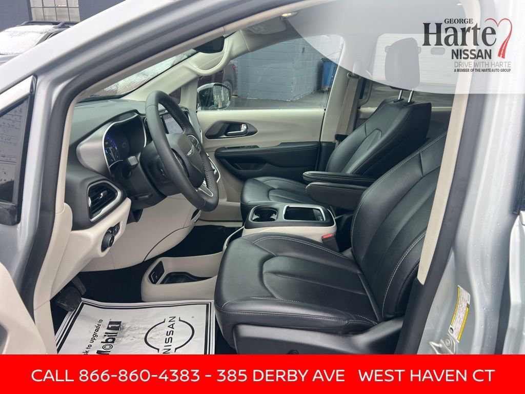 Used 2024 Chrysler Pacifica Touring-L image 24