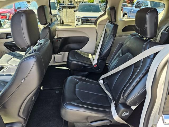 Used 2024 Chrysler Pacifica Touring-L FWD image 15