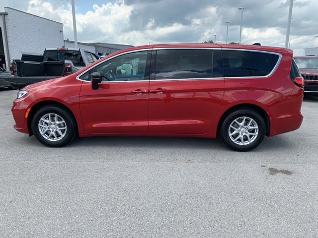 New 2026 Chrysler Pacifica Select image 4