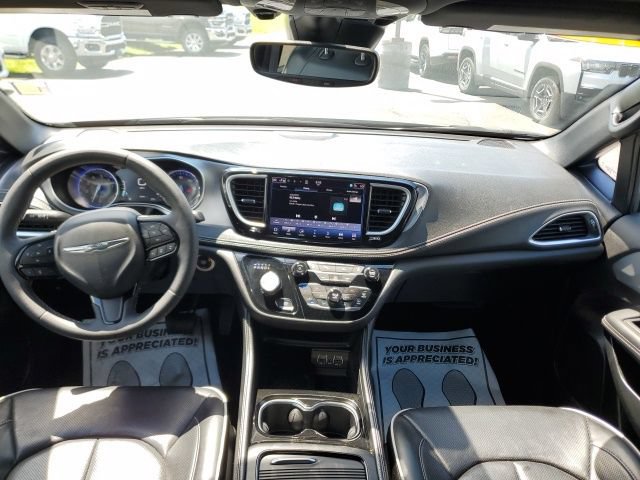 Used 2025 Chrysler Pacifica Limited FWD image 17