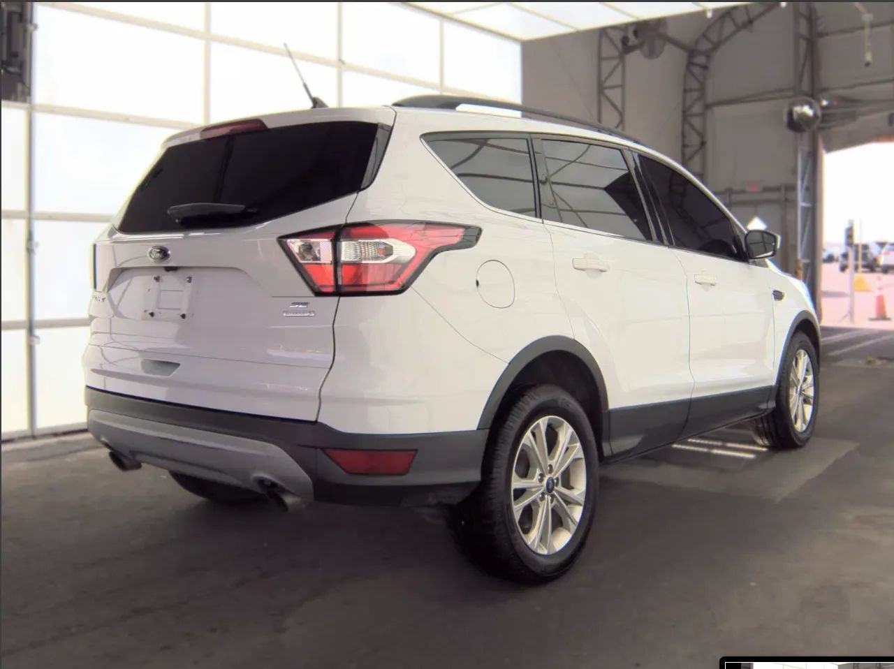 Used 2018 Ford Escape SE w/ SE Sync 3 Package FWD image 2