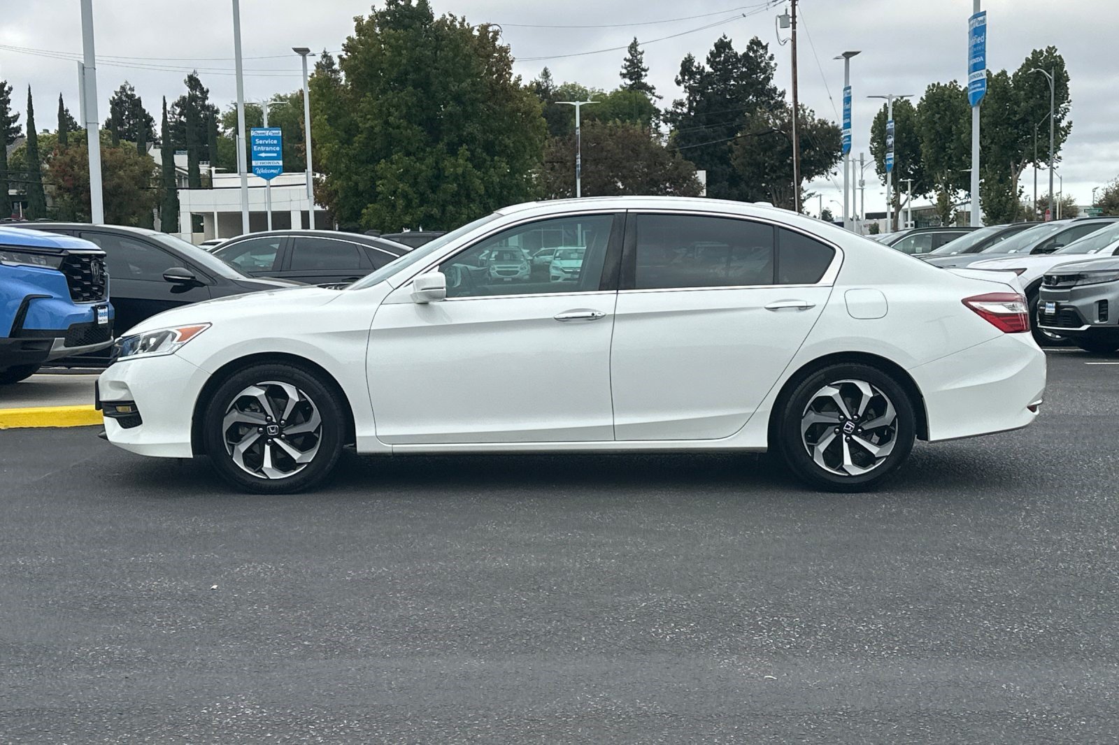 Used 2017 Honda Accord EX-L image 2