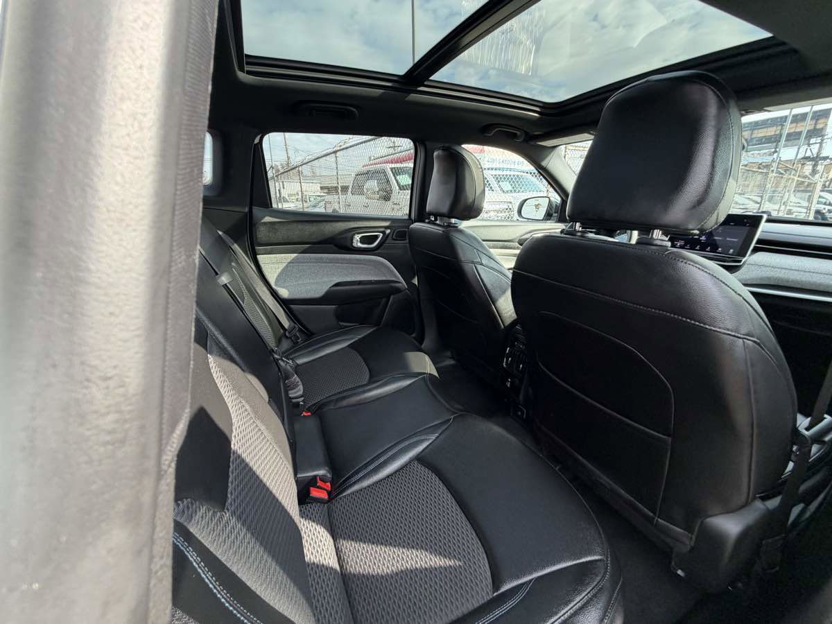 Used 2024 Jeep Compass Latitude w/ Sun and Sound Group image 26