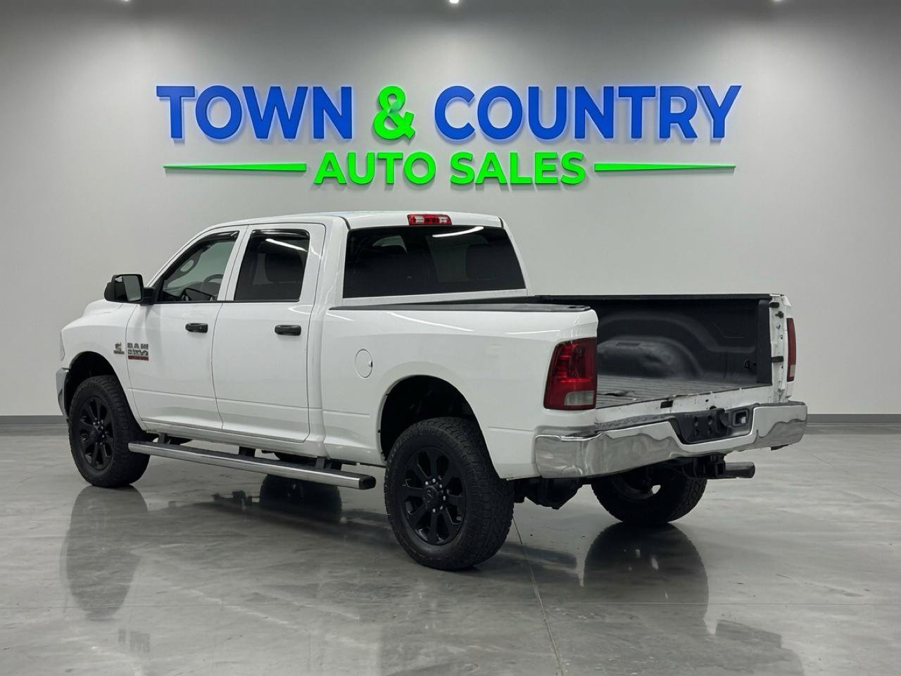 Used 2013 RAM 2500 Tradesman w/ Chrome Appearance Group AWD/4WD image 3