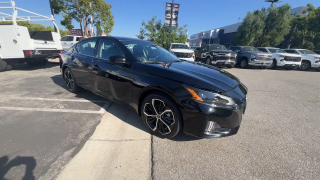 Used 2025 Nissan Altima 2.5 SR image 2