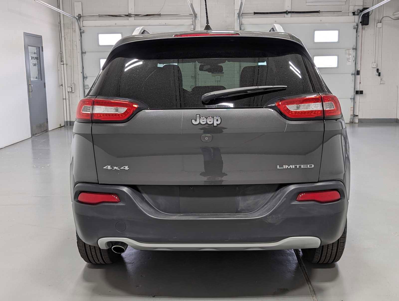 Used 2017 Jeep Cherokee Limited AWD/4WD image 9