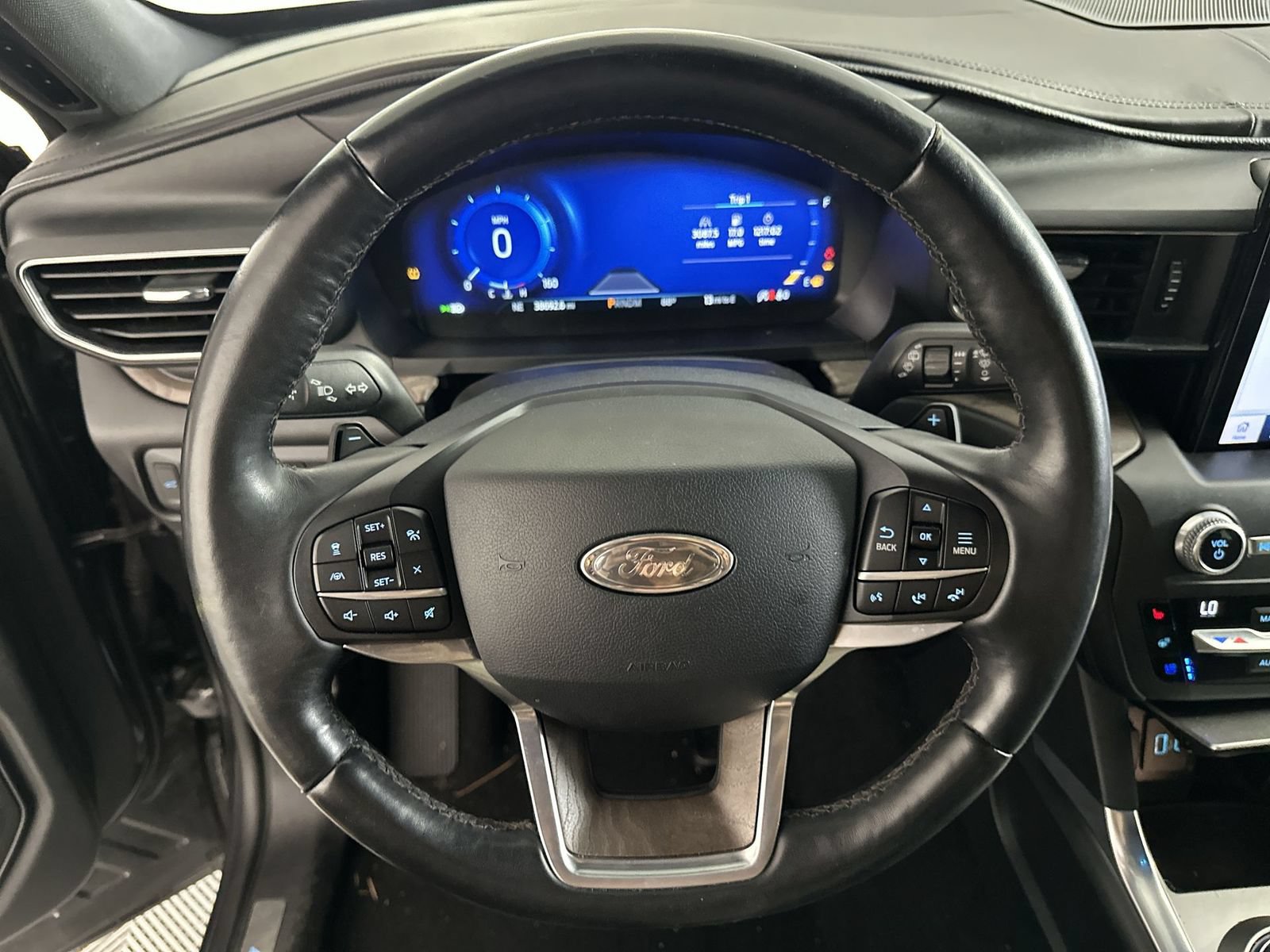 Used 2020 Ford Explorer Platinum w/ Premium Technology Package AWD/4WD image 14