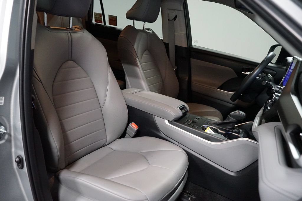 Certified 2024 Toyota Highlander XLE FWD image 28
