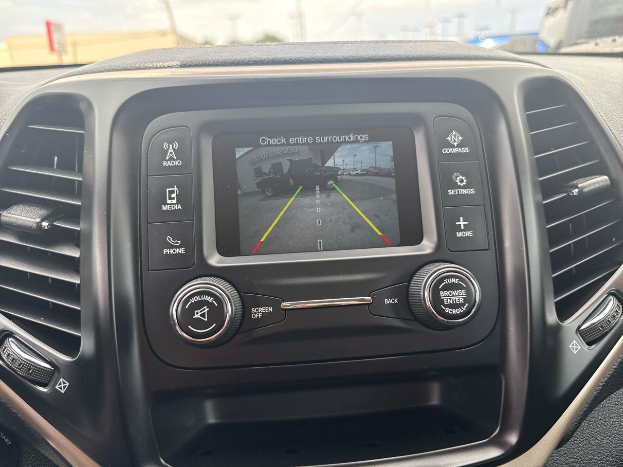 Used 2018 Jeep Cherokee Latitude w/ Altitude Package FWD image 22