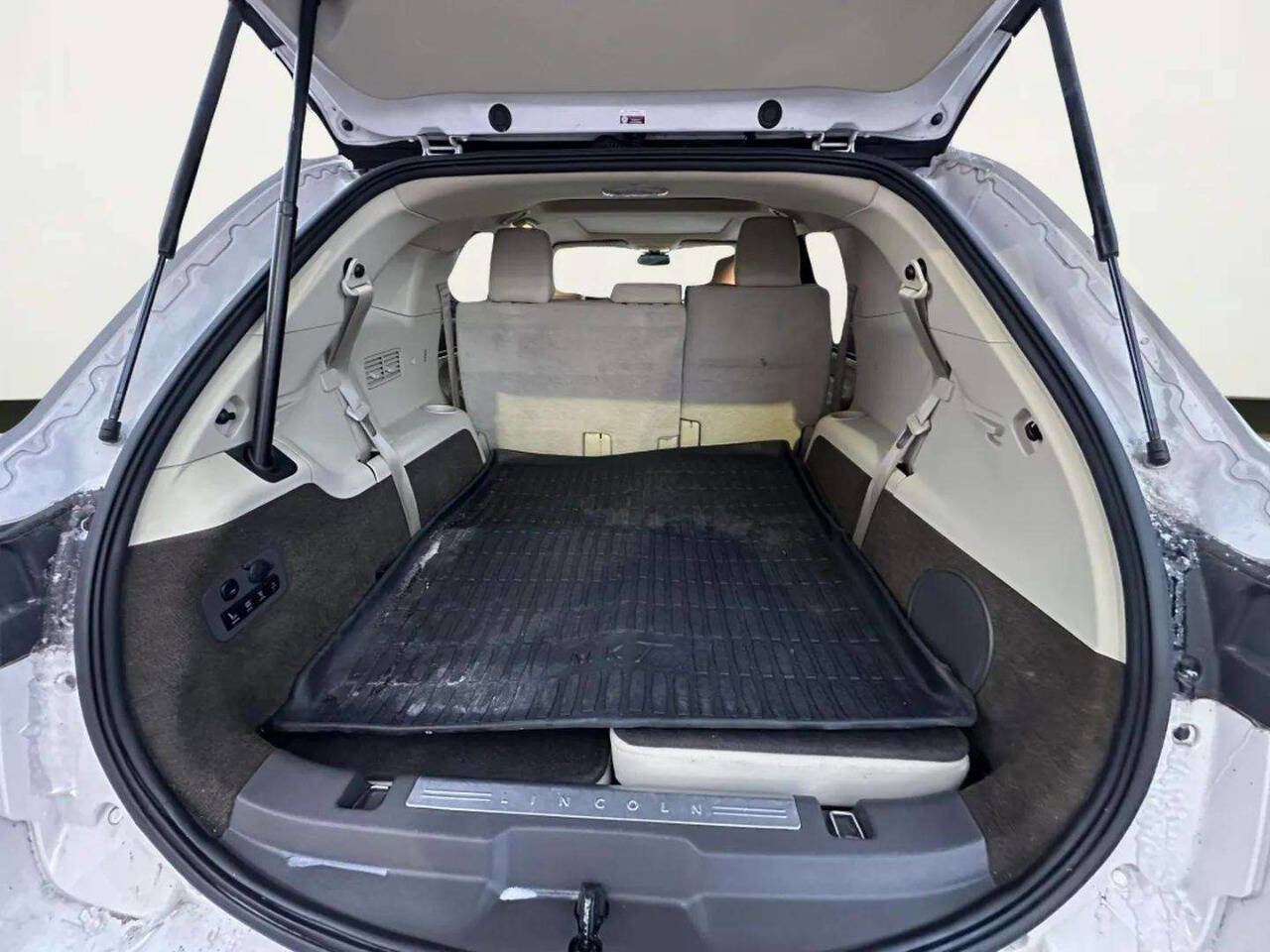 Used 2013 Lincoln MKT AWD image 11